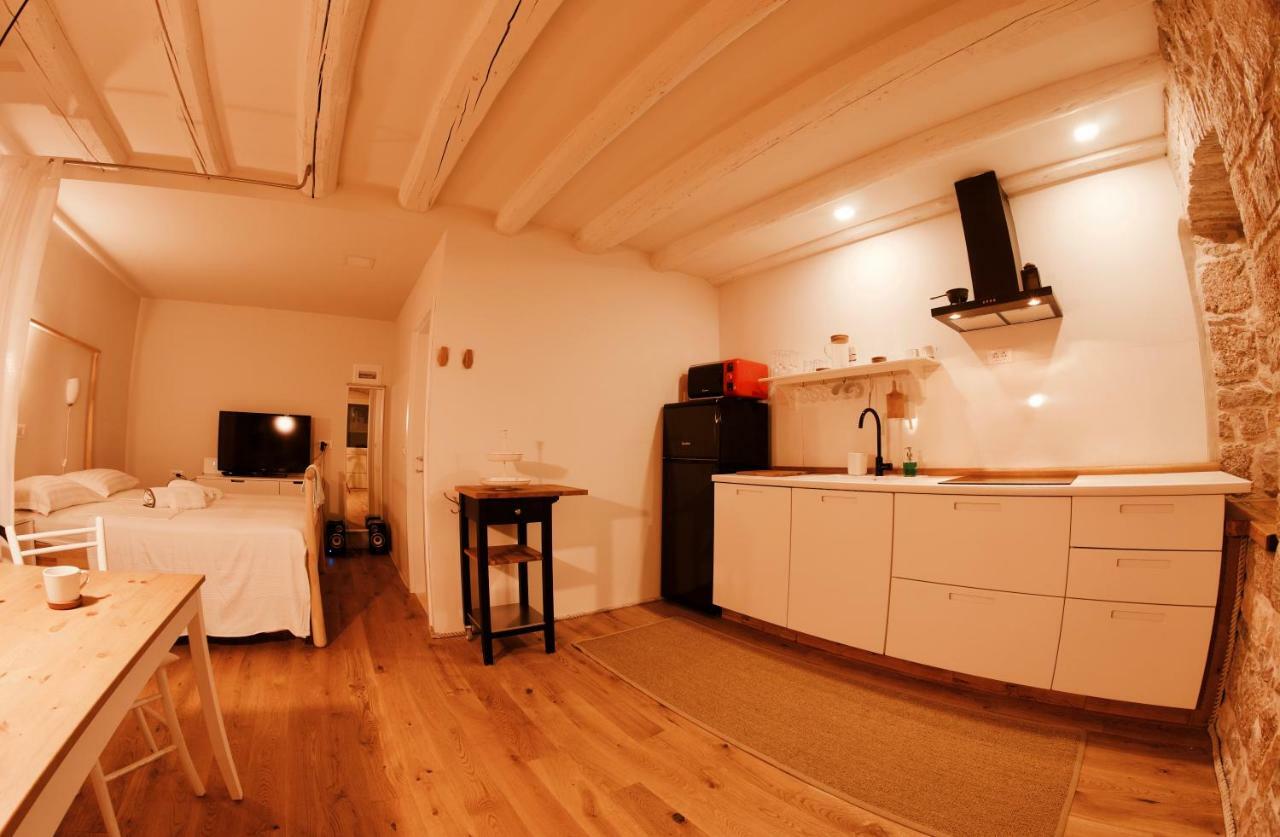 Tego'S Stone House Apartment Komiza Luaran gambar